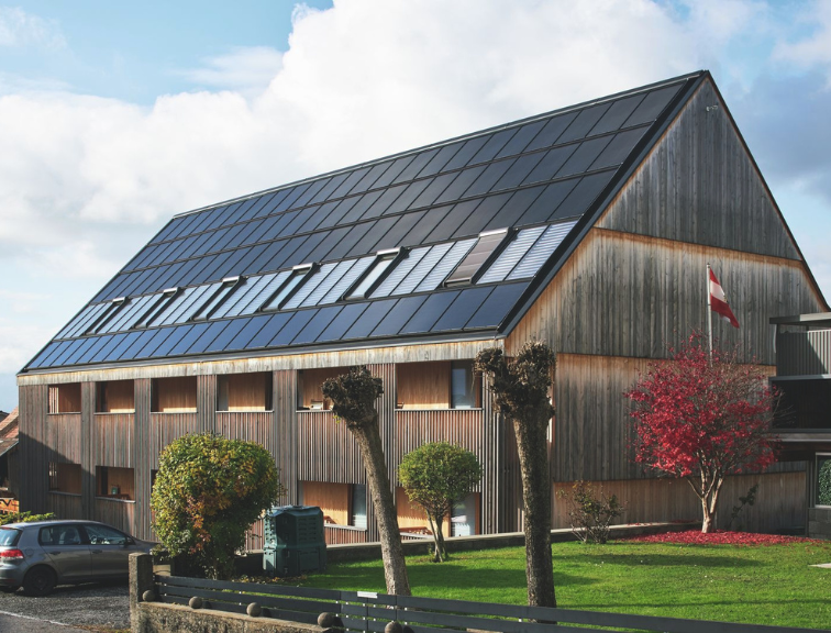 Außenansicht eines Schuppens mit eingebautem Roto Dachfenster