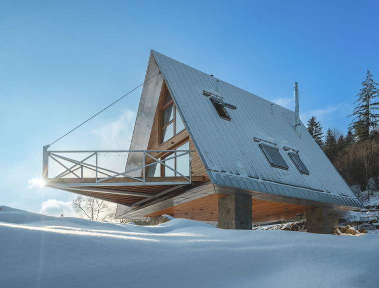 Haus im Schnee mit Roto Dachfenstern in Außenansicht