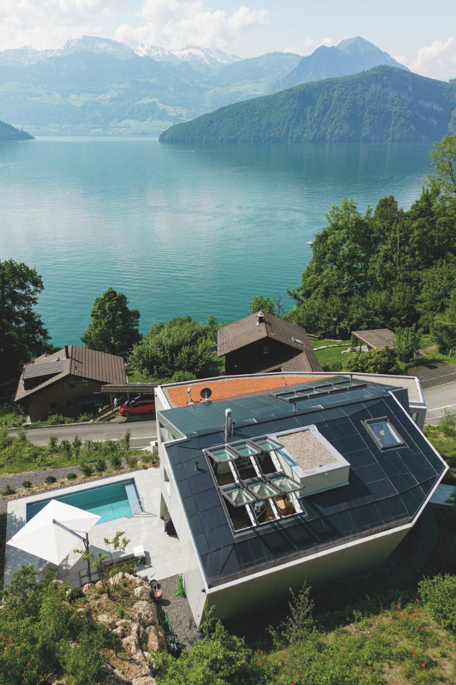 Außenansicht eines Hauses am See mit eingebauten Roto Dachfenstern