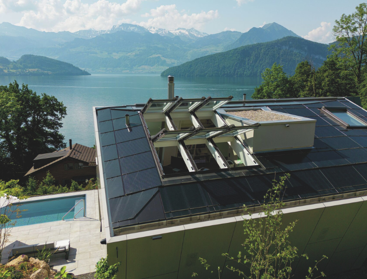 Rückansicht eines Hauses am See mit Roto Dachfenstern