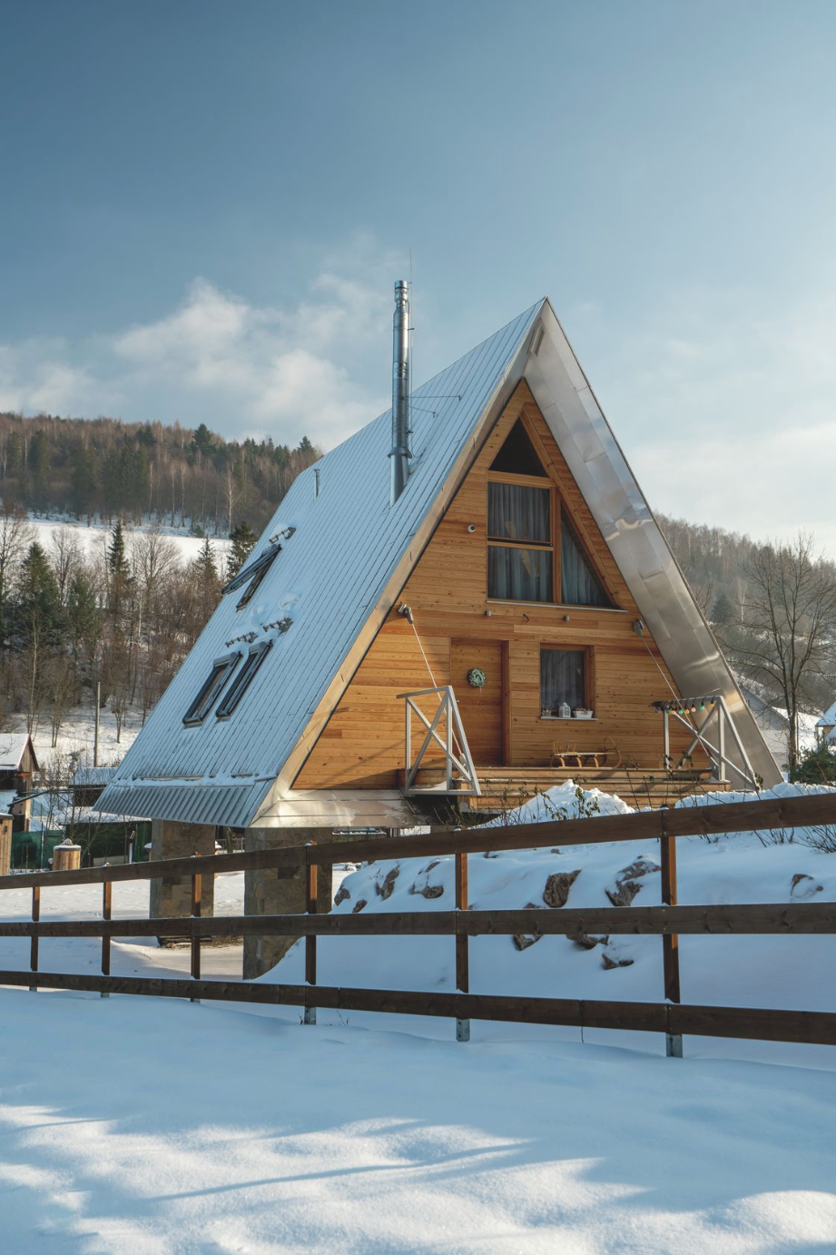 Haus im Schnee mit eingebauten Roto Dachfenstern in der Außenansicht