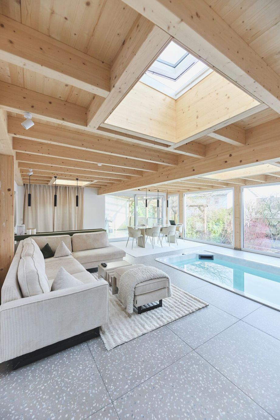 Innenraum mit Indoor‑Pool und eingebauten Roto Dachfenstern