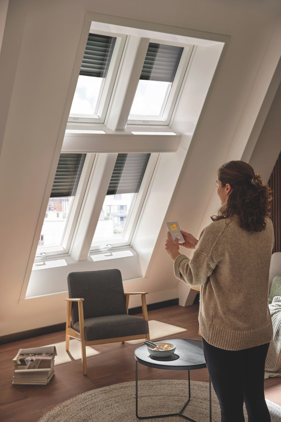 Rollladen eines Roto Designo Heat Dachfensters in geschlossener Position für optimale Verdunkelung