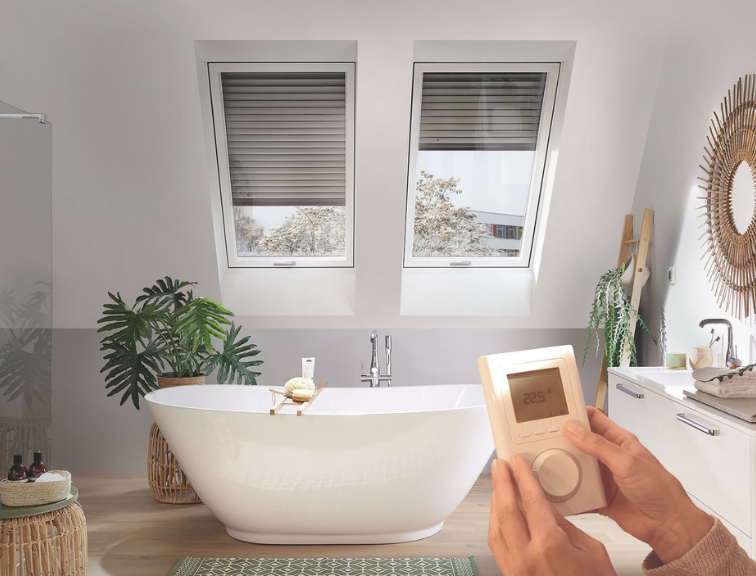 Badezimmer mit Roto Dachfenster Designo Heat und Rolladen unten