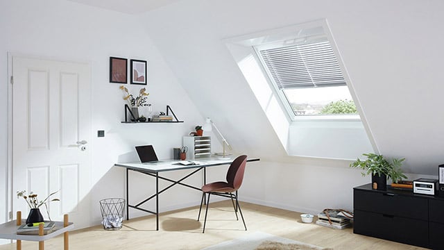 Blick ins Arbeitszimmer mit Jalousette an den Roto Dachfenstern