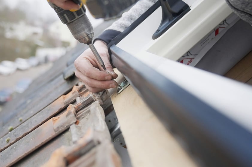 profi-designo-heat-installation-craftsman-hand-1682x1121px