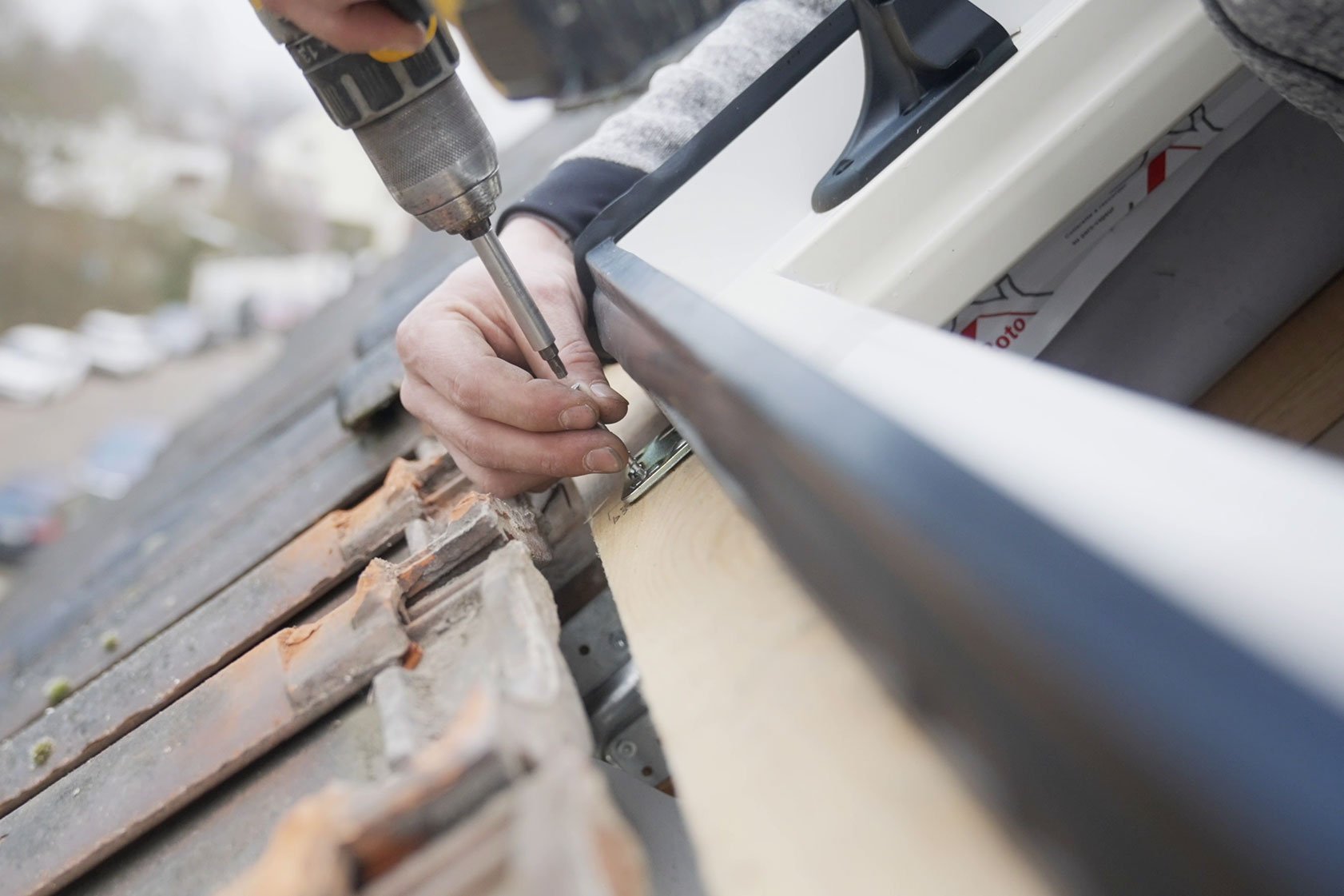 designo-heat-installation-craftsman-hand-1682x1121px