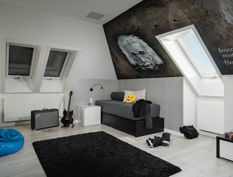 Jugendzimmer mit Bett und E-Gitarre und Roto Dachfenstern.