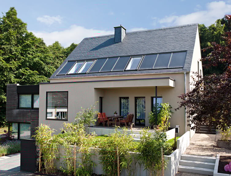 Modernes Haus mit Holzanbau, Garten und Roto Dachfenstern