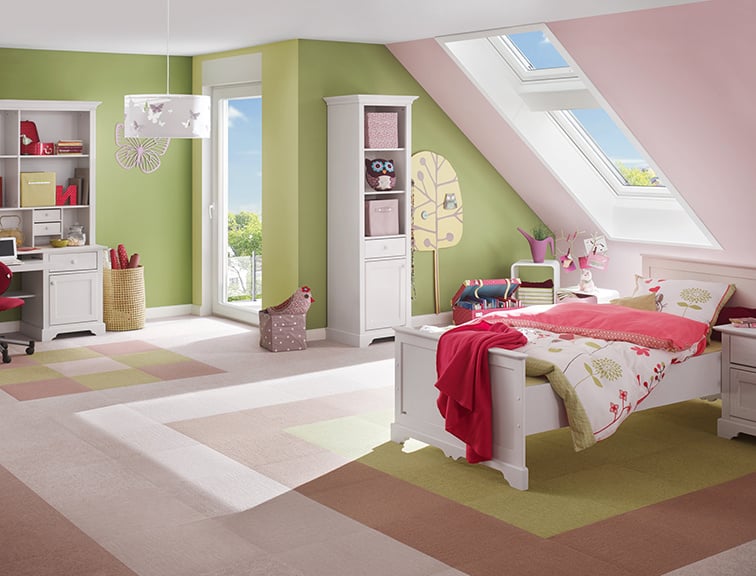 Kinderzimmer mit Roto Dachfenster, grünen Wänden, einem Bett, Schreibtisch und Regal.