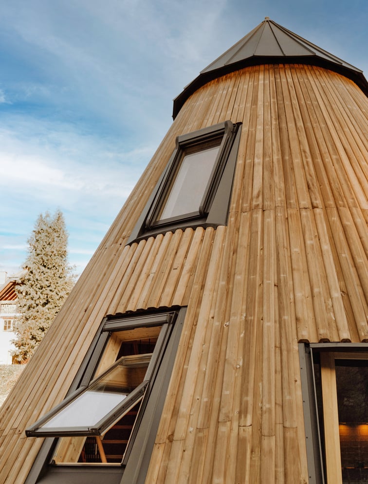 Rundes Holzhaus mit Roto Dachfenstern im Anschnitt
