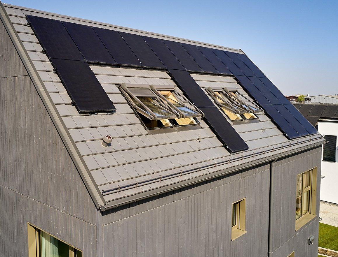 Graues Haus mit Roto Dachfenstern und Solaranlage