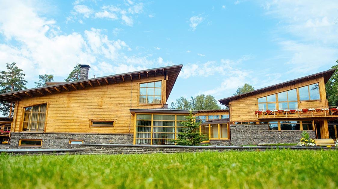 Blick auf ein Haus mit einem Pultdach.