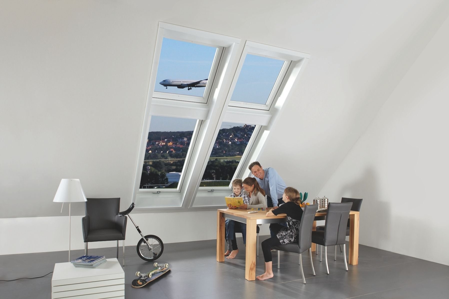 Flugzeug fliegt vor geschlossenem Roto Dachfenster