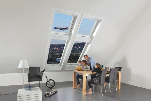 Flugzeug fliegt über geschlossenem Fenster