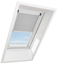 Roto Dachfenster von innen mit halb geöffnetem Verdunkelungsrollo