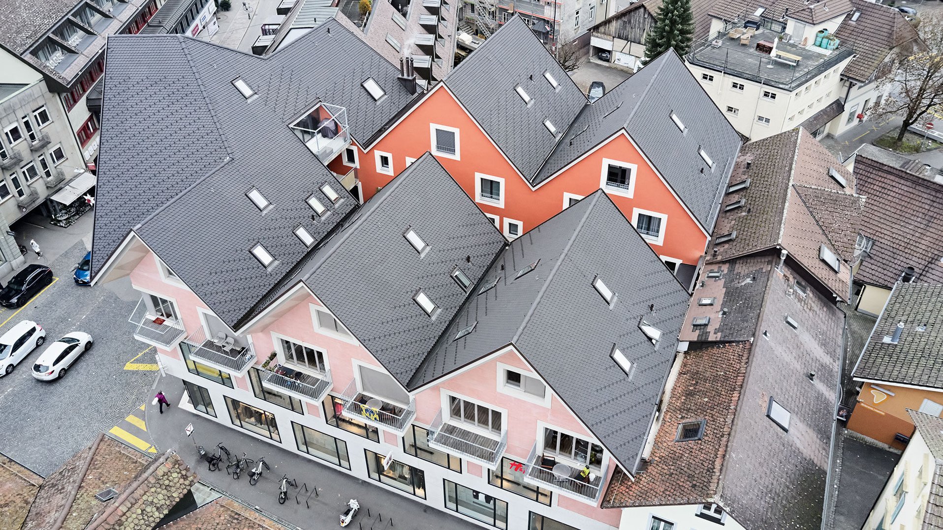 Referenzobjekt Langenthal, Schweiz - Außenansicht mit Roto Dachfenster