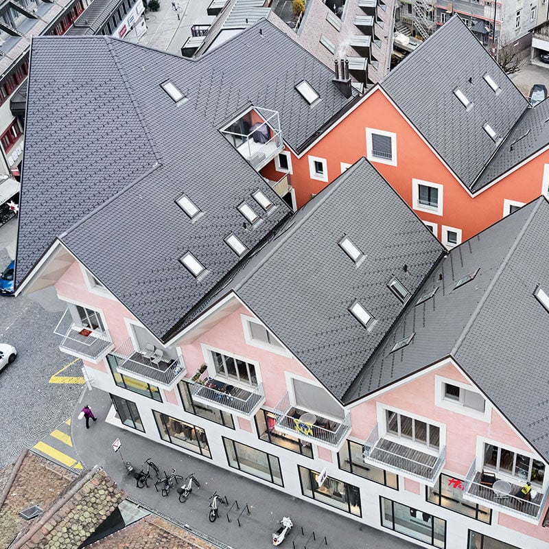 Referenzobjekt Langenthal, Schweiz - Außenansicht mit Roto Dachfenster