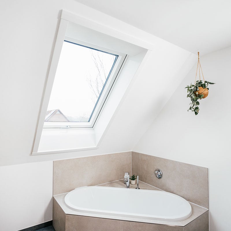 Referenzbild Oldenburg, Deutschland - Eingebautes Designo Heat Dachfenster über Badewanne.