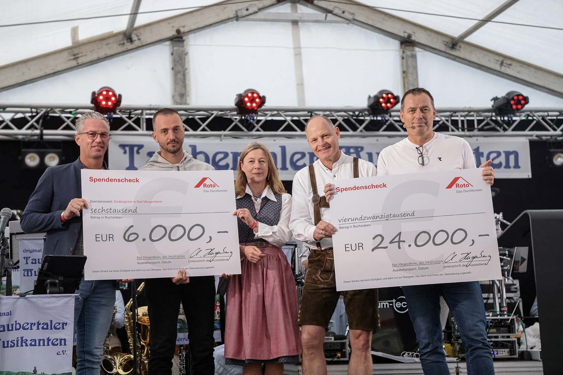 Roto Frank Dachsystem-Technologie spendet 24.000 Euro für den guten Zweck (v. l. n. r.)