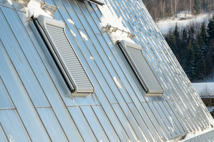 Roto Außenrollladen geschlossen mit Schnee auf Dach