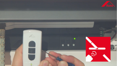 Roto Elektrisches Schwingfenster Fernbedienung programmieren