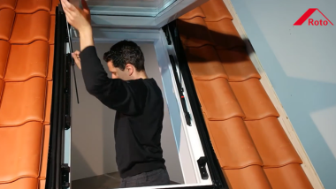 Roto Klapp-Schwingfenster mit Ausstiegsfunktion Gleitschiene