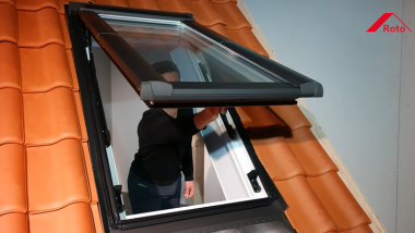 Roto Klapp-Schwingfenster mit Ausstiegsfunktion