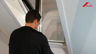 Roto Klapp-Schwingfenster R8 putzen