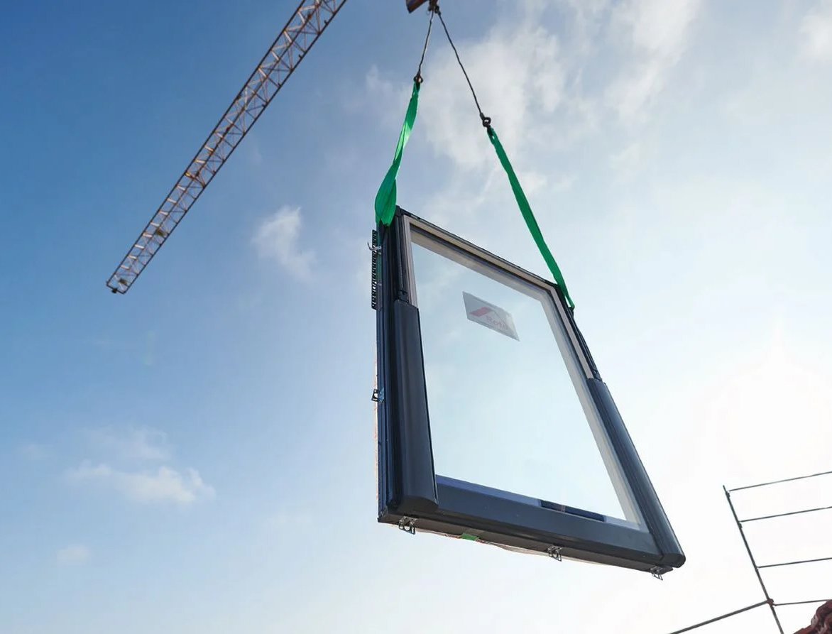 Dachfenster wird mit Kran hochgehoben