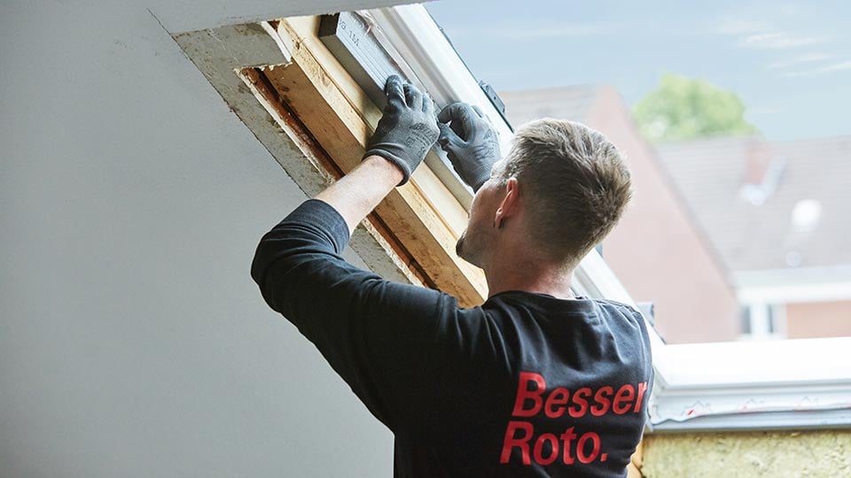 roto-artigiano che lavora ad un tetto-finestra-960x540px