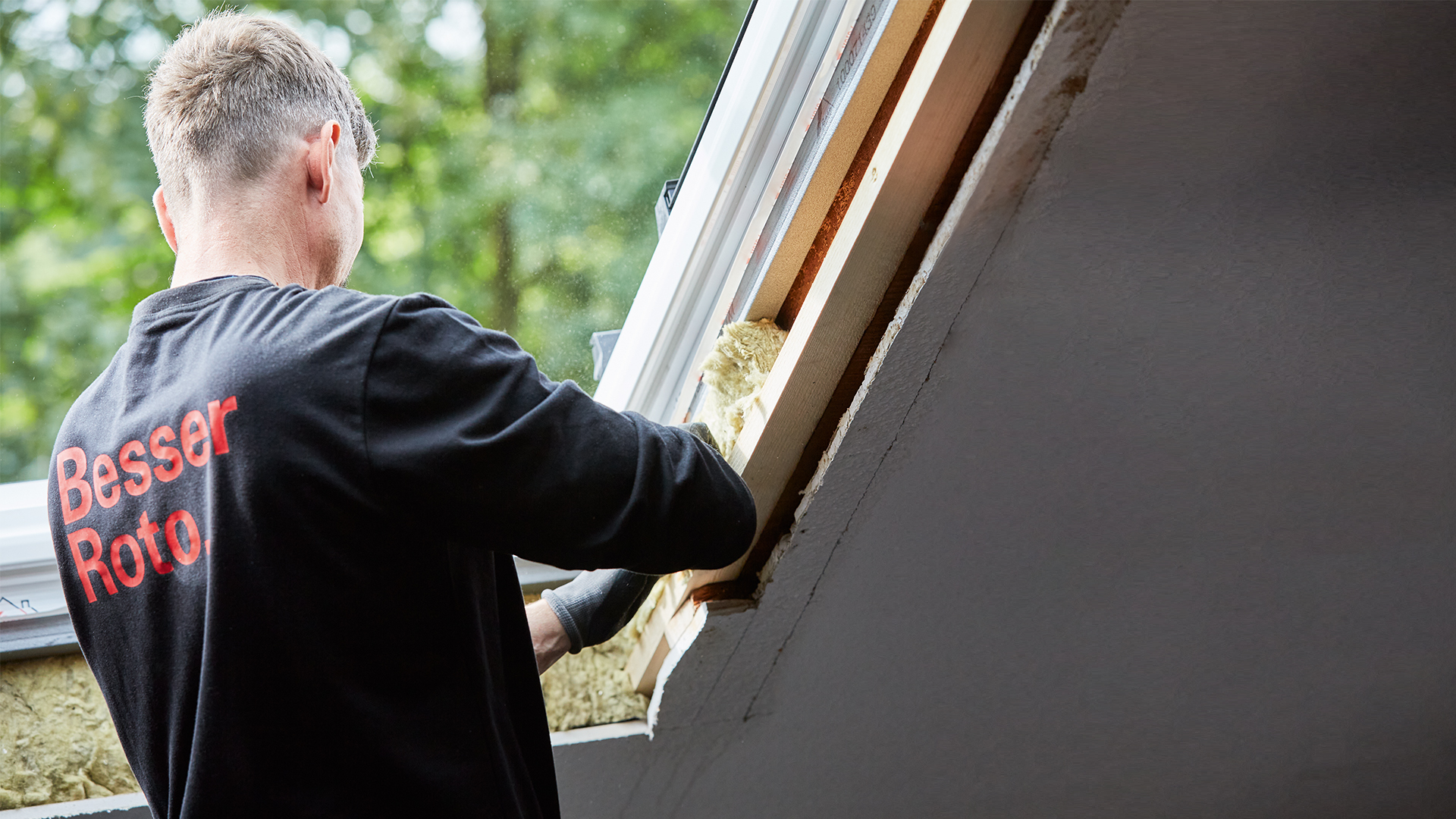 Handwerker baut Innenfutter ein