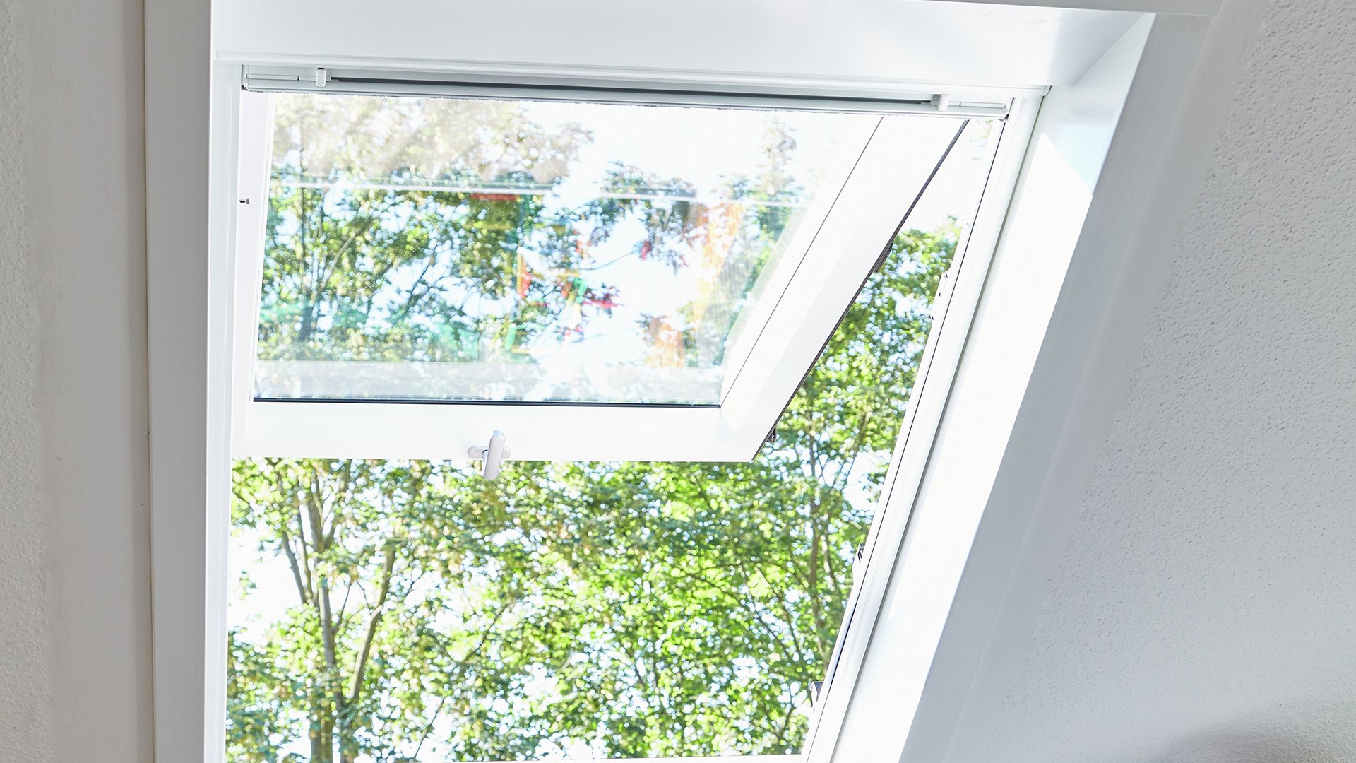 roto-wdf-r8-geoeffnetes-dachfenster