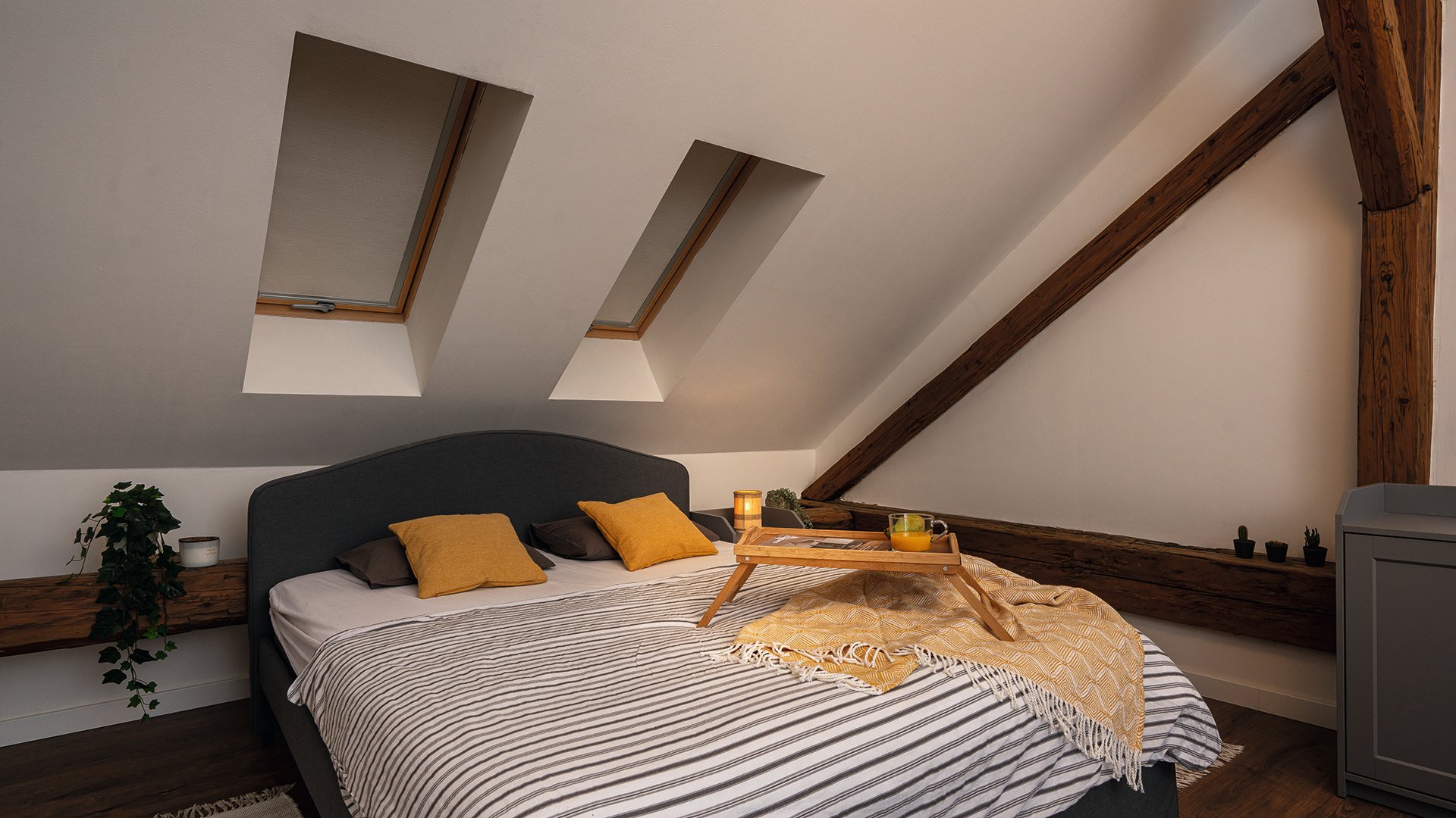 Blick in ein abgedunkeltes Schlafzimmer