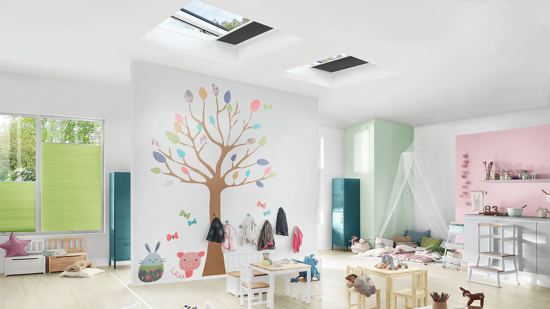 Vista su una camera per bambini con finestre a tetto piatto
