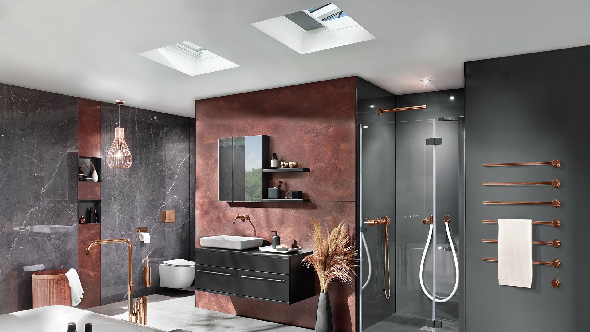 Blick in ein Badezimmer mit Flachdachfenstern