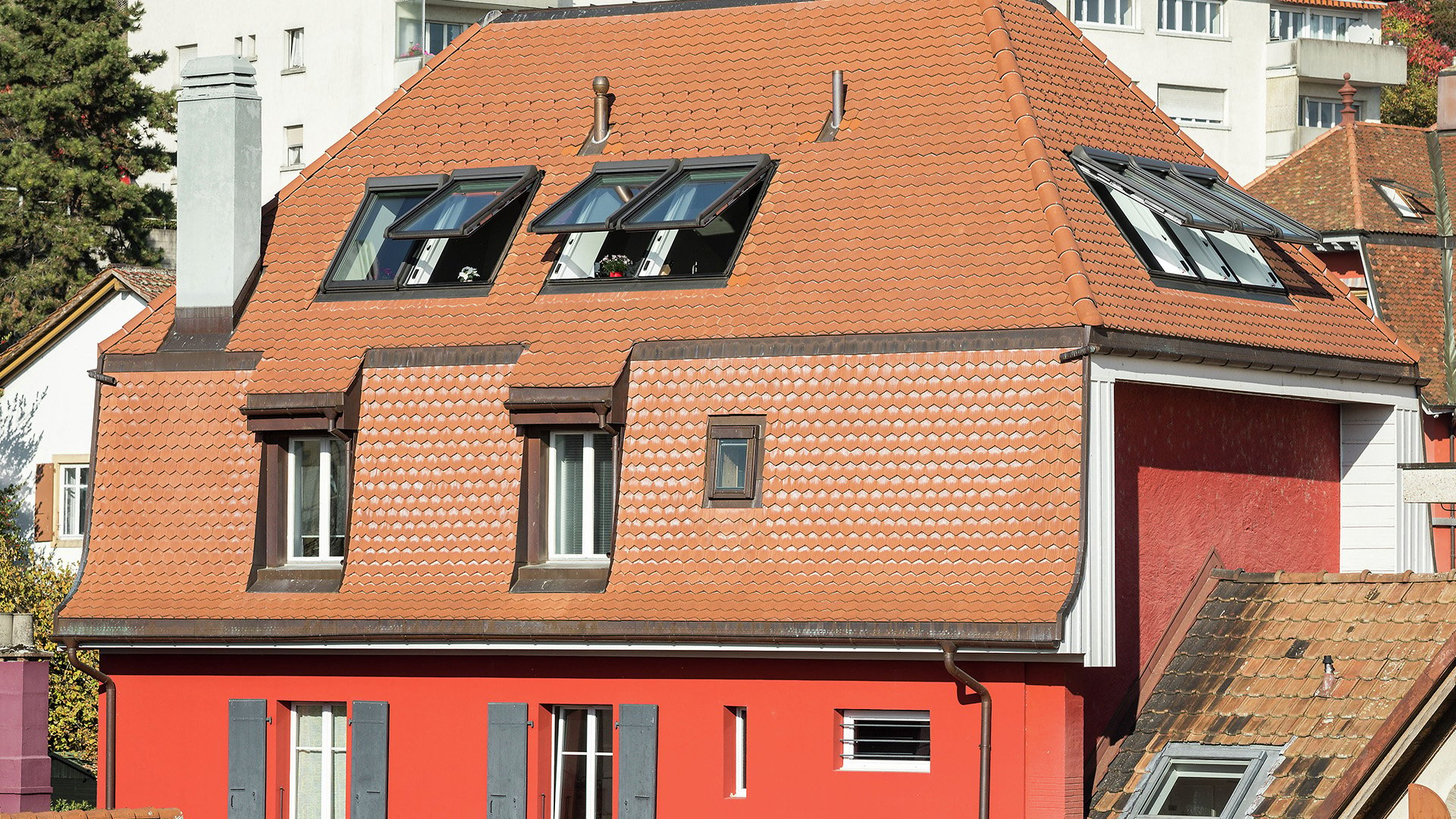 Huis met mansardedak en Roto dakramen