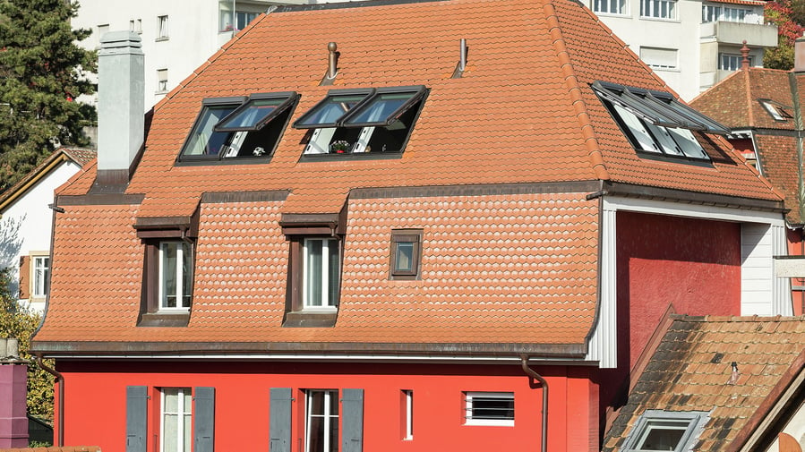 Gebäude mit einem Mansarddach & Roto Dachfenstern