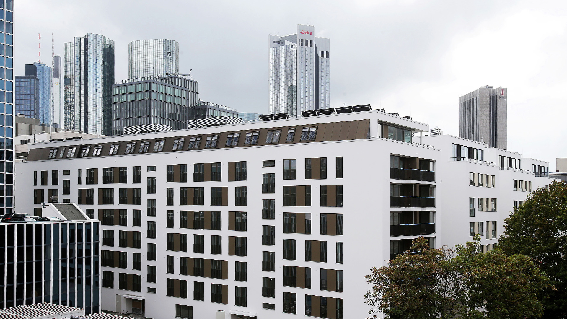 Zicht op een gebouw in het stadscentrum met verschillende ingebouwde dakramen