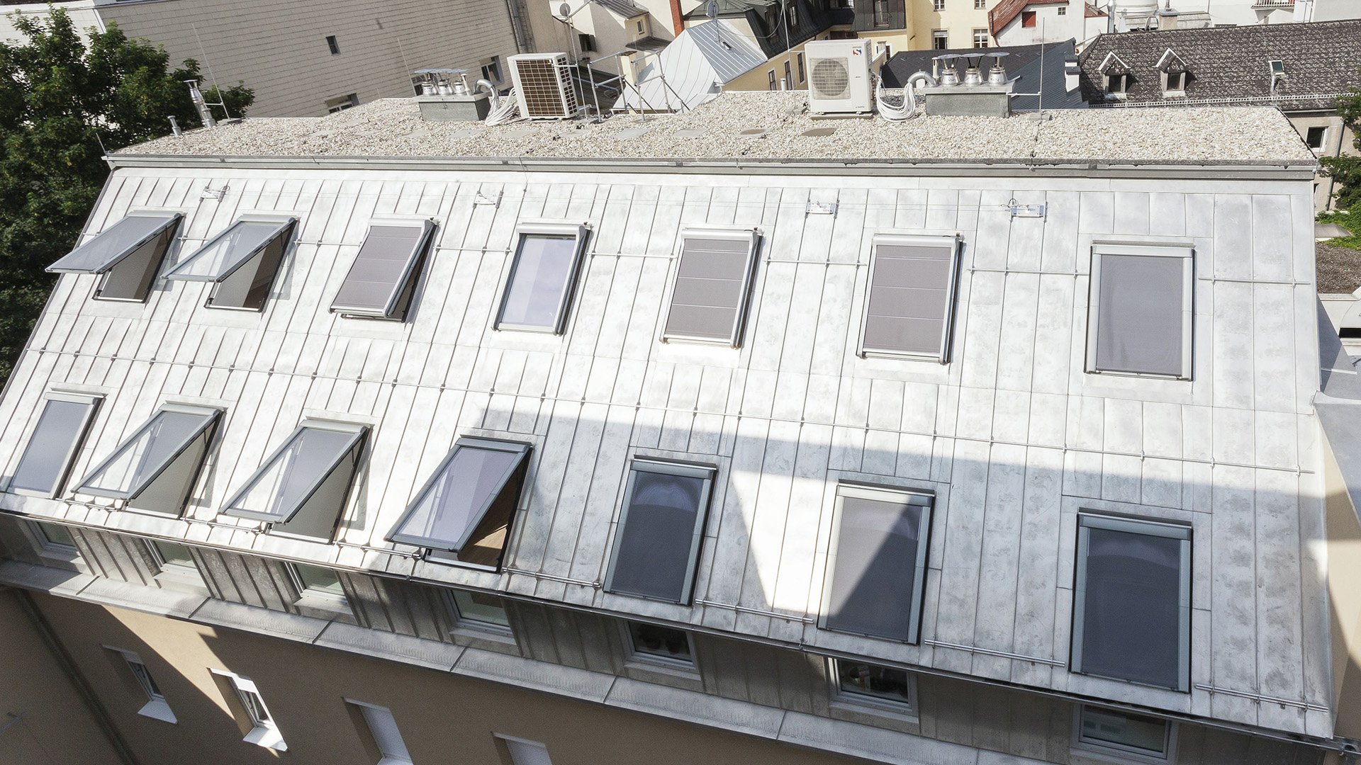 Gebouw met Roto R8 residentieel dakvenster