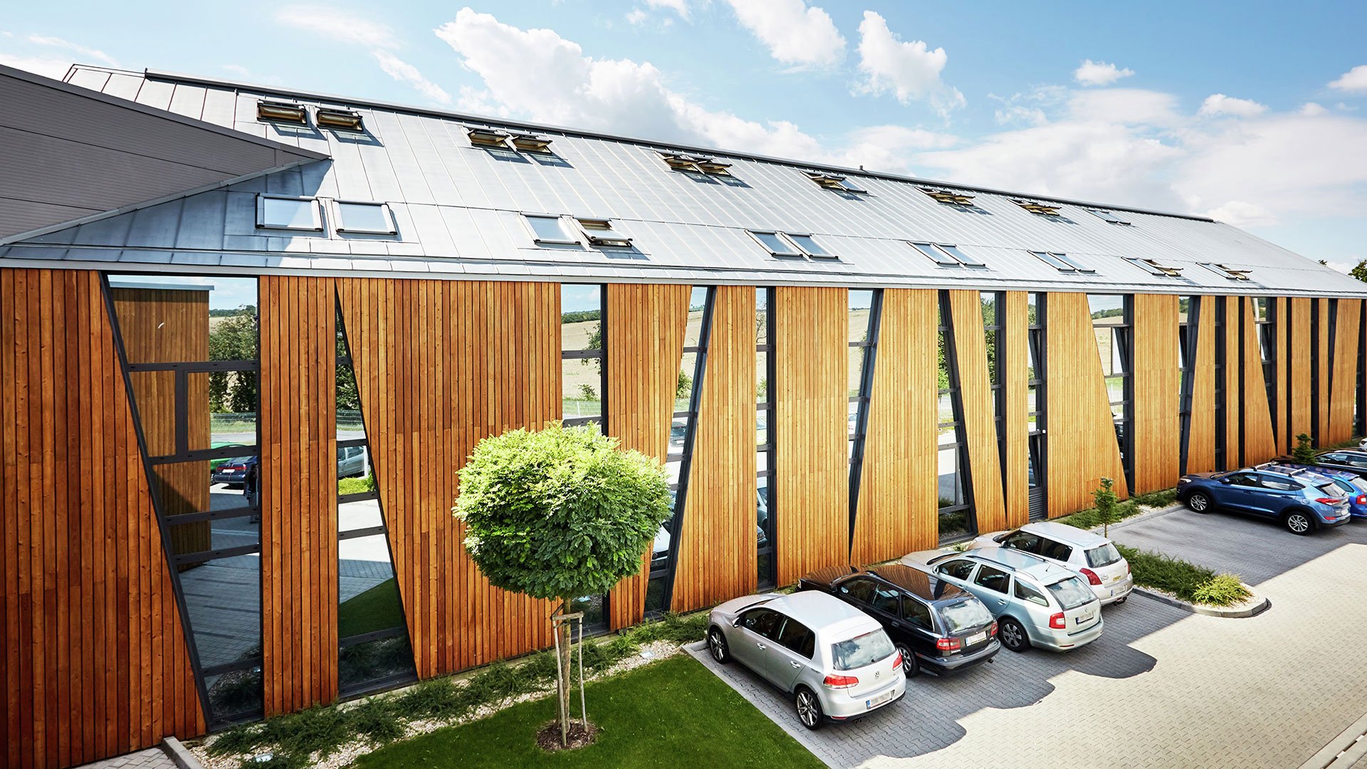 Nachhaltiges Gebäude mit Designo R6 Dachfenstern