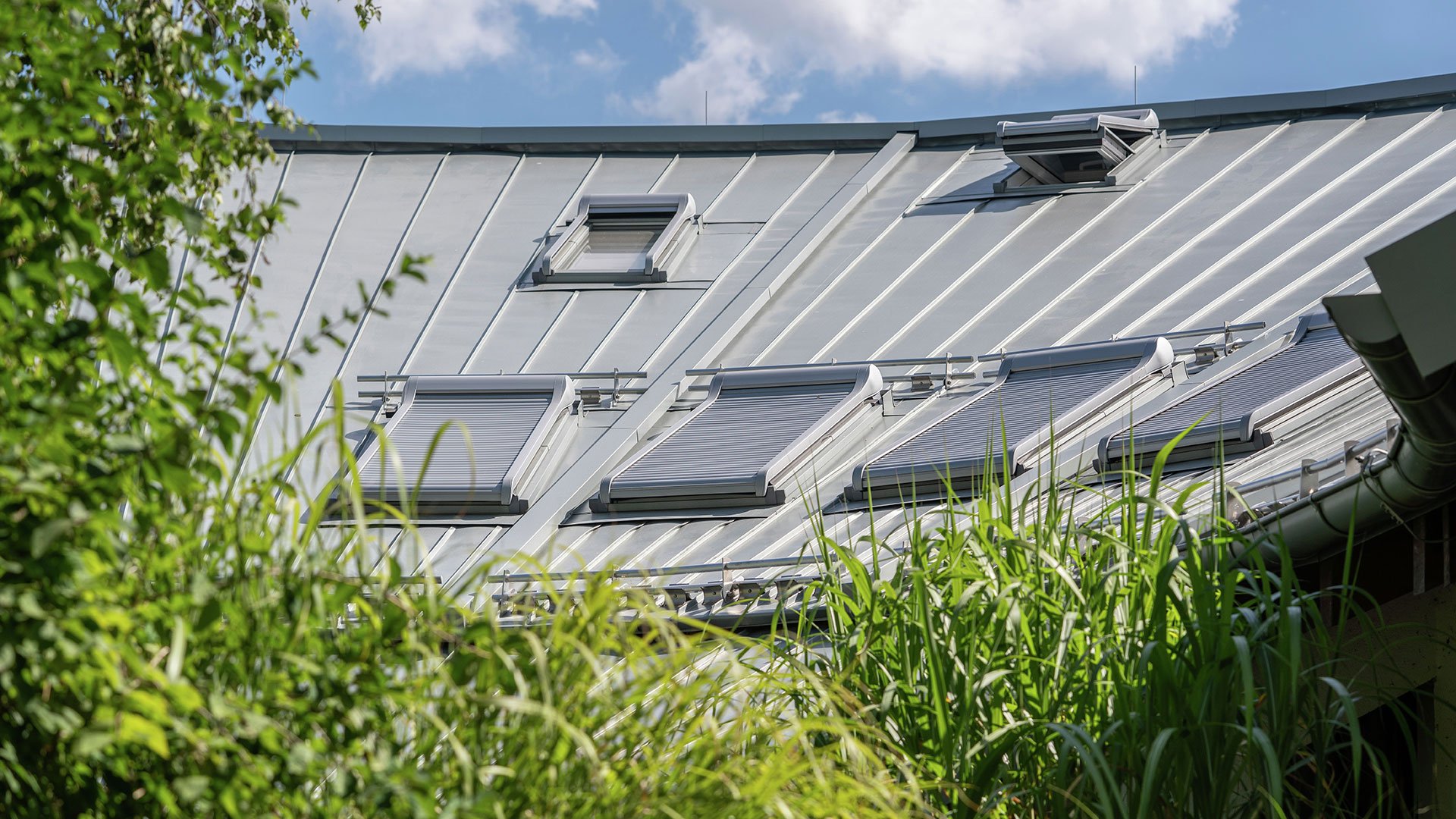 Gebäude mit energieeffizienten Dachfenstern