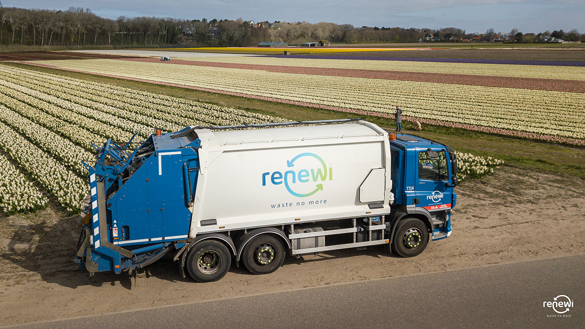 Vrachtwagen van Renewi voor Roto Retour for Recycling