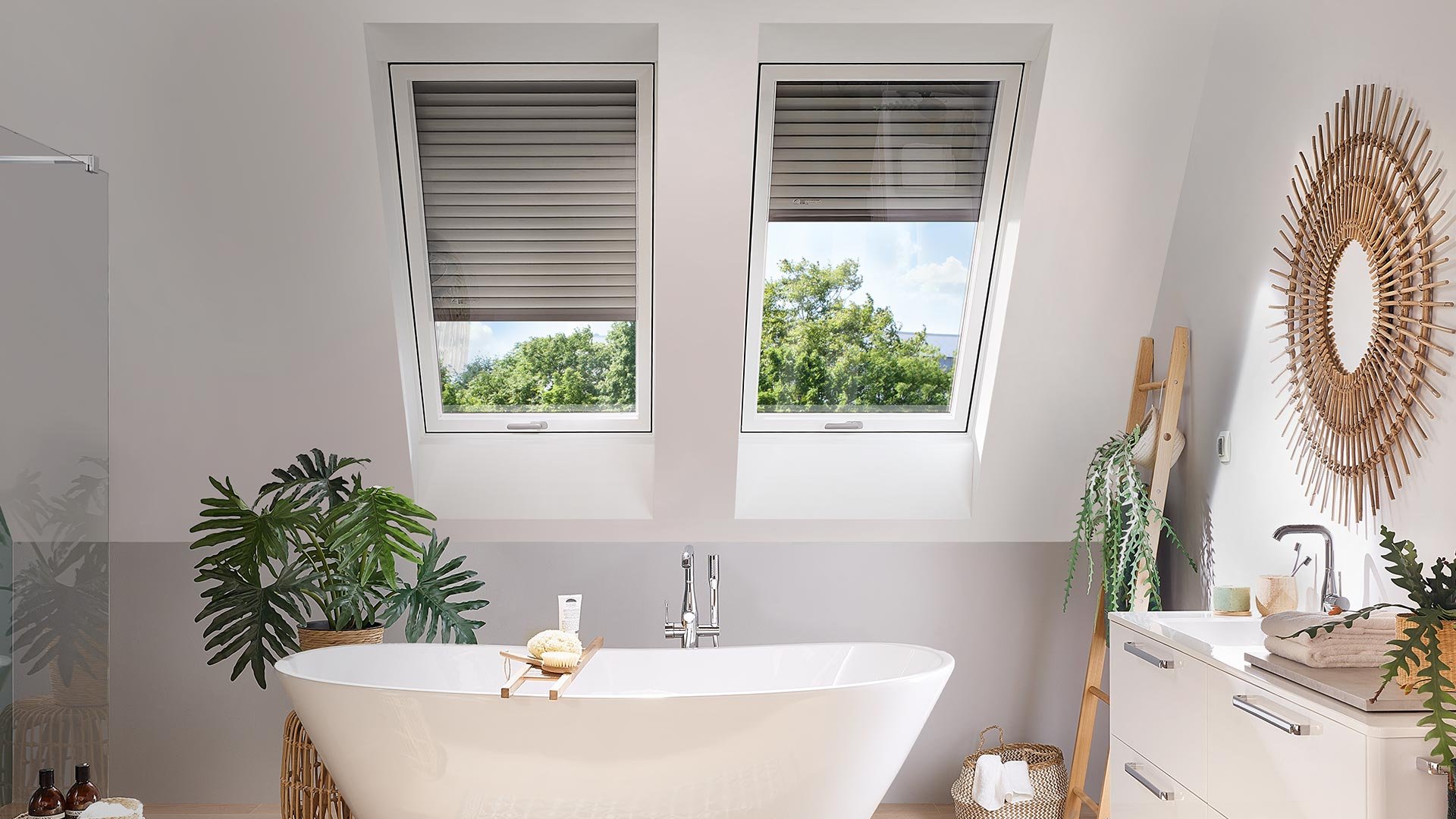 Dachfenster mit Außenrollladen im Bad 