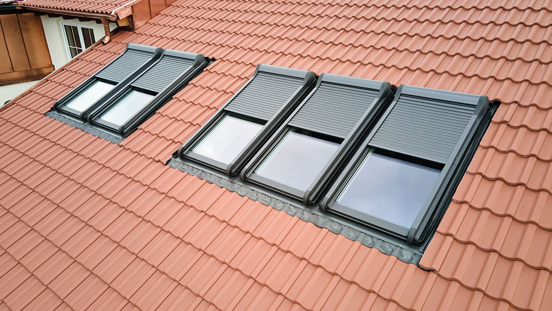 Blick aufs Dach mit mehreren Roto Designo Außenrollläden