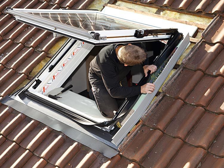 handwerker-stellt-dachfenster-richtig-ein