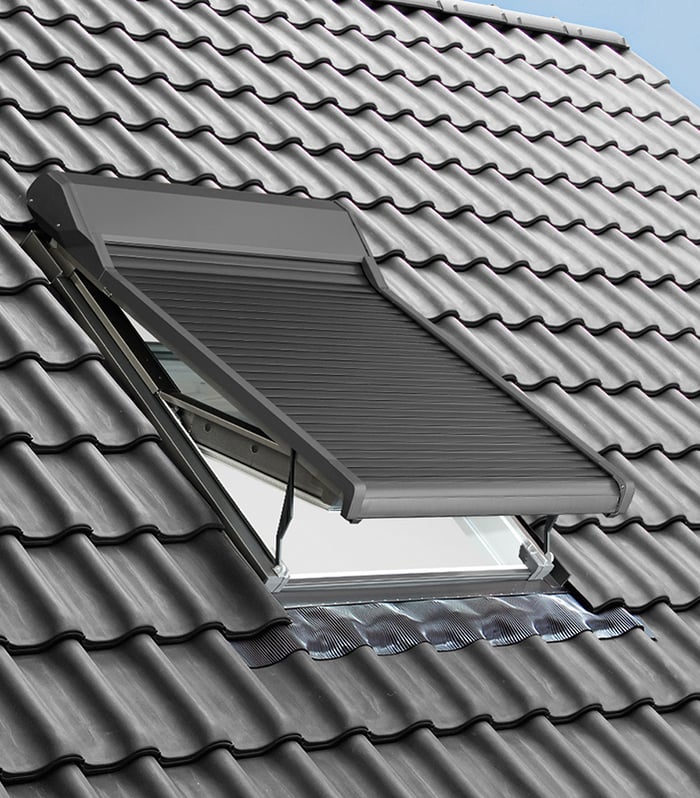 rotoq-zro-rolluik-halfopen-houten-dakraam700x800px