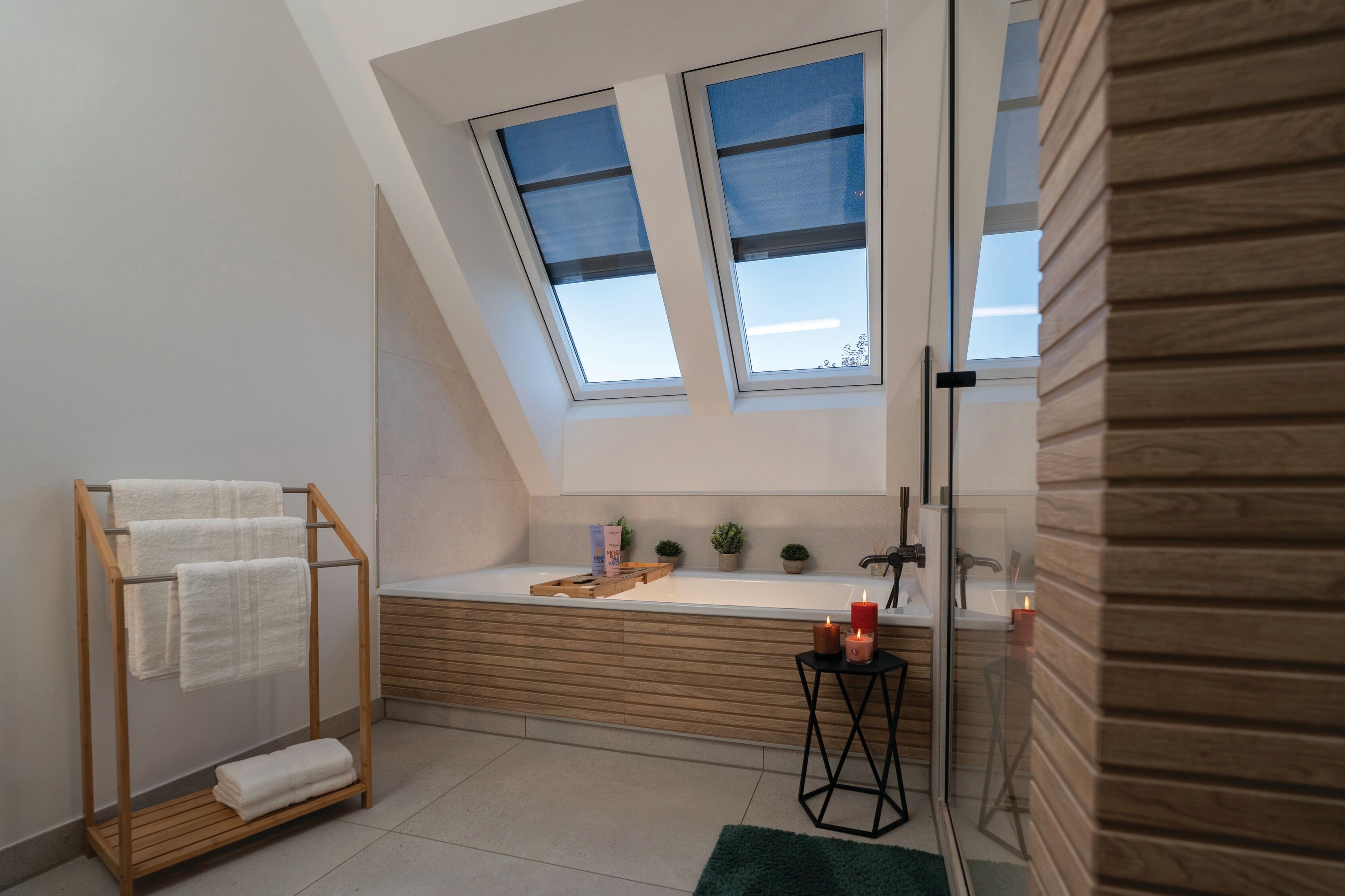 Badezimmer mit Roto Dachfenster Ausstattung