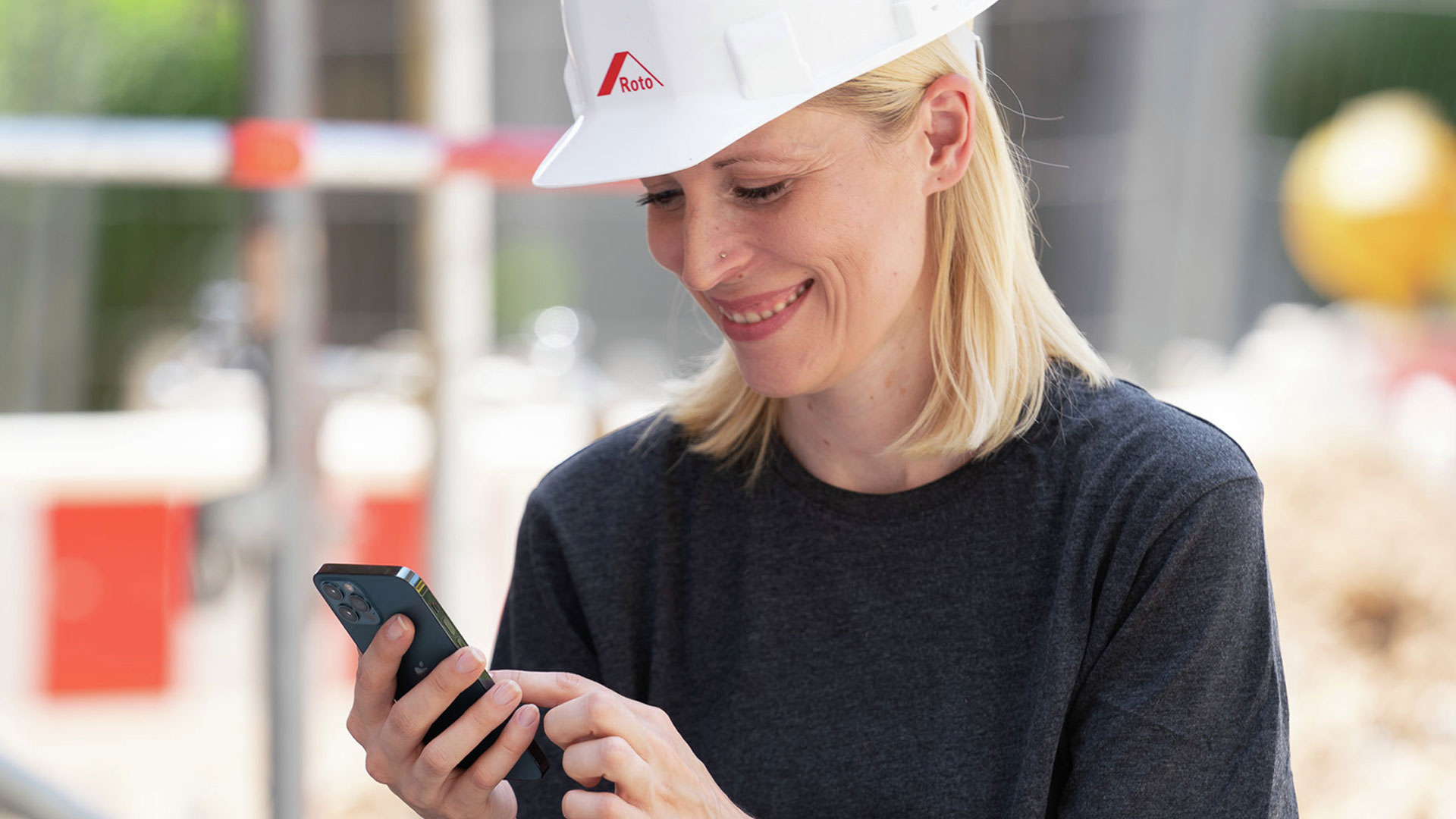 roto-profiliga-pl-frau-mit-handy