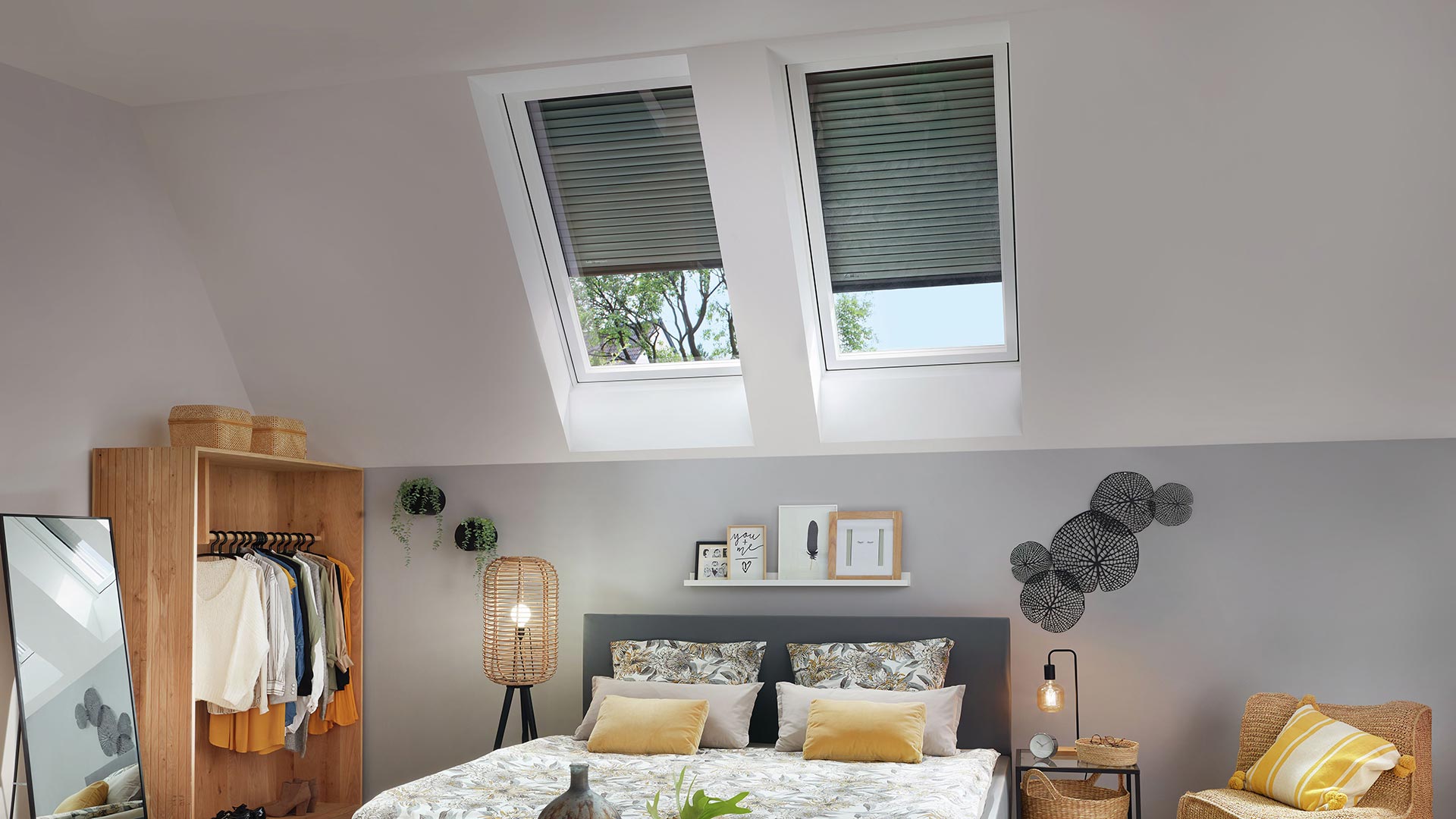 Blick ins Schlafzimmer mit Dachfenstern und Außenrollläden